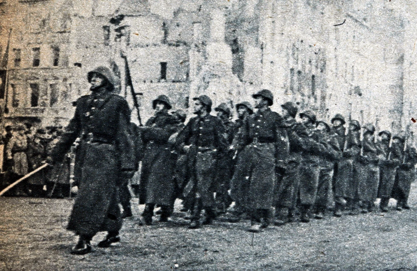 19.01.1945 rok. Defilada polskich oddziałów w Alejach Jerozolimskich w Warszawie