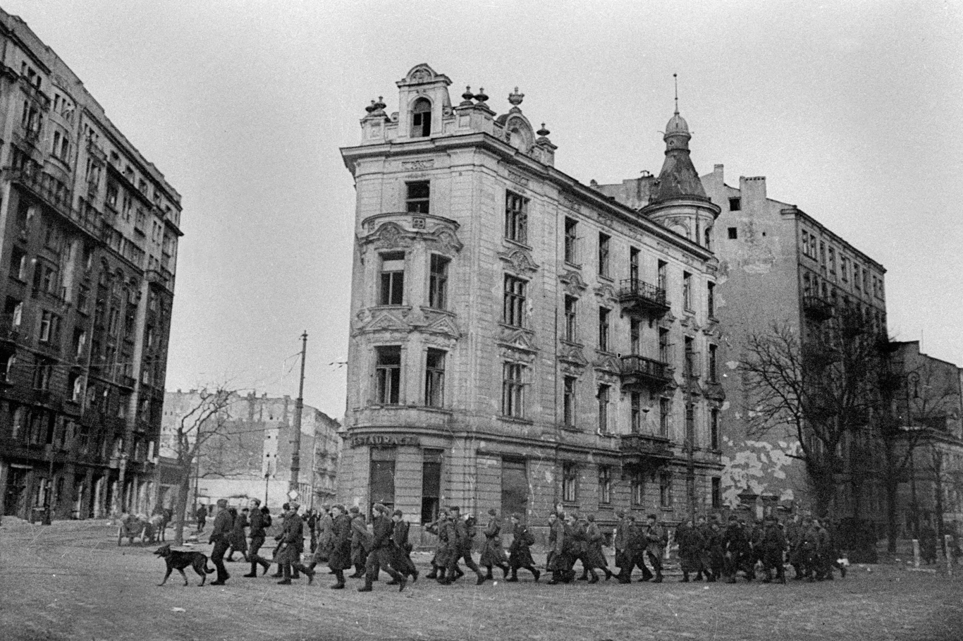 Żołnierze radzieccy na placu Unii Lubelskiej w Warszawie