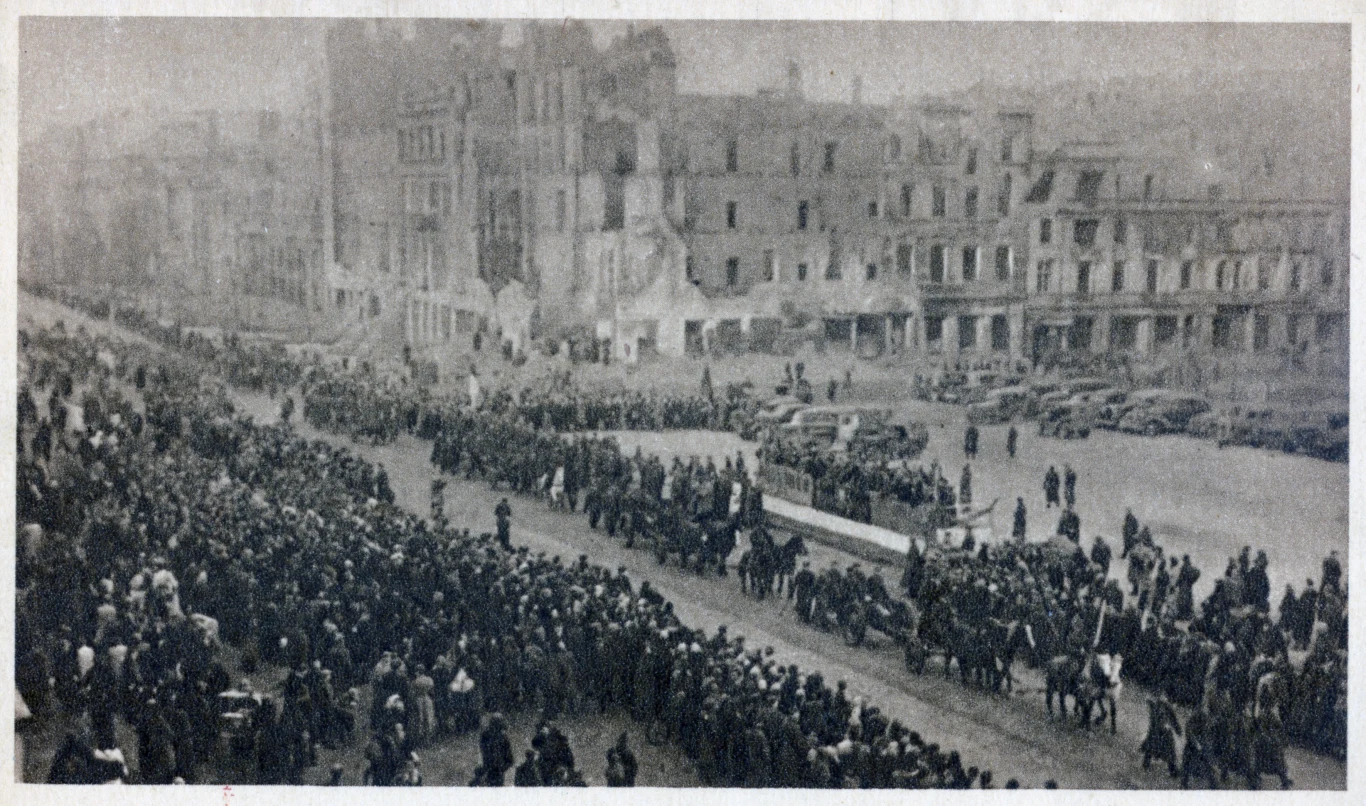 Jednostki I Armii Wojska Polskiego defiluja w wyzwolonej Warszawie, 19.01.1945