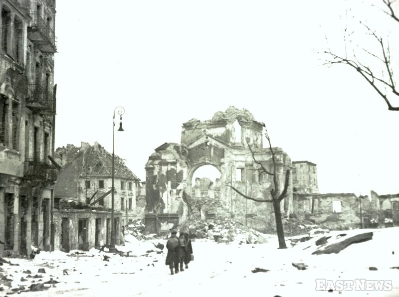 Warszawa, styczeń 1945, ruiny kościoła Sakramentek na Rynku Nowego Miasta