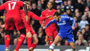 Z piłką Eden Hazard, gwiazda Chelsea Londyn