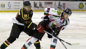 Hokeista GKS Tychy Marcin Kolusz (P) walczy o krążek z Karolem Kisielewskim (L) z 1928-KTH Krynica