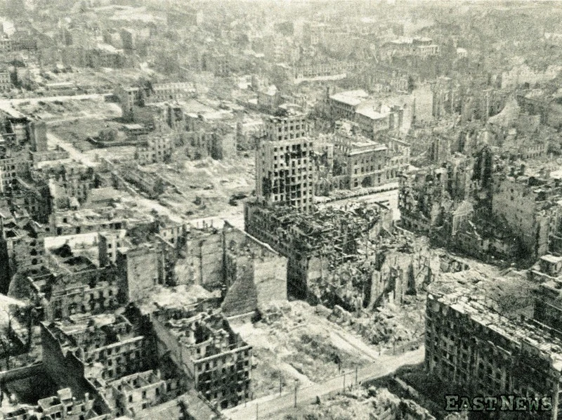 Warszawa, 1945, widok z lotu ptaka na Plac Napoleona (wcześniej Warecki, obecnie Powstańców Warszawy) z wieżowcem Prudentialu i ulicę Świętokrzyską
