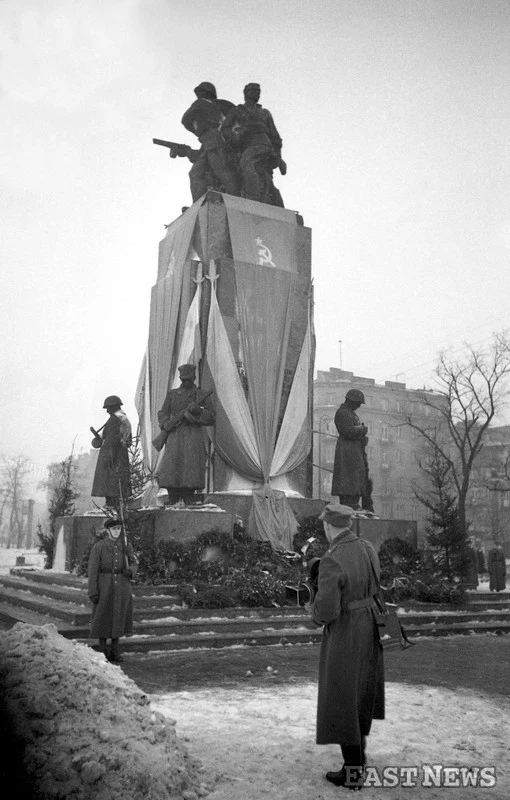 Uroczystości pod Pomnikiem Braterstwa Broni w Warszawie, 1947