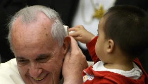 Papież z dzieckiem podczas jednej z audiencji generalnych