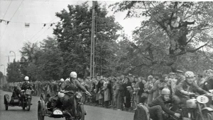 Uliczny wyścig sidecarów, czyli motocykli z przyczepą. Tłumy widzów na trasie. Przełom lat 40. i 50. XX wieku 