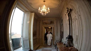 Na zdjęciu archiwalnym papież Benedykt XVI w Castel Gandolfo