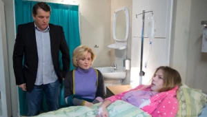 Lekarz przyjmie Olę na oddział, gdzie zostanie poddana badaniom i próbom wątrobowym. Dostanie kroplówkę, by uzupełnić płyny w organizmie. 