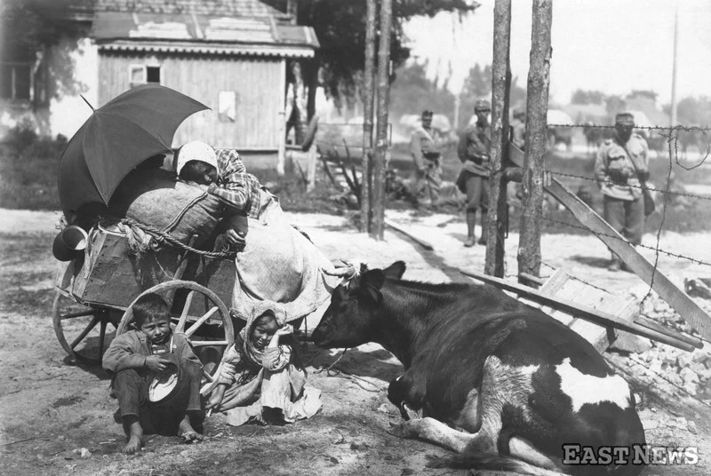Ludność cywilna tułająca się po opuszczeniu wiosek zajętych przez wojska rosyjskie, Kowel 1916