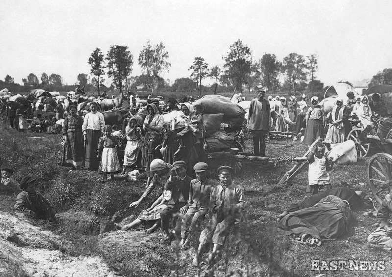 Ludność cywilna koczująca ze swym dobytkiem pod gołym niebem po wejściu do wiosek wojsk rosyjskich, Galicja, 1916
