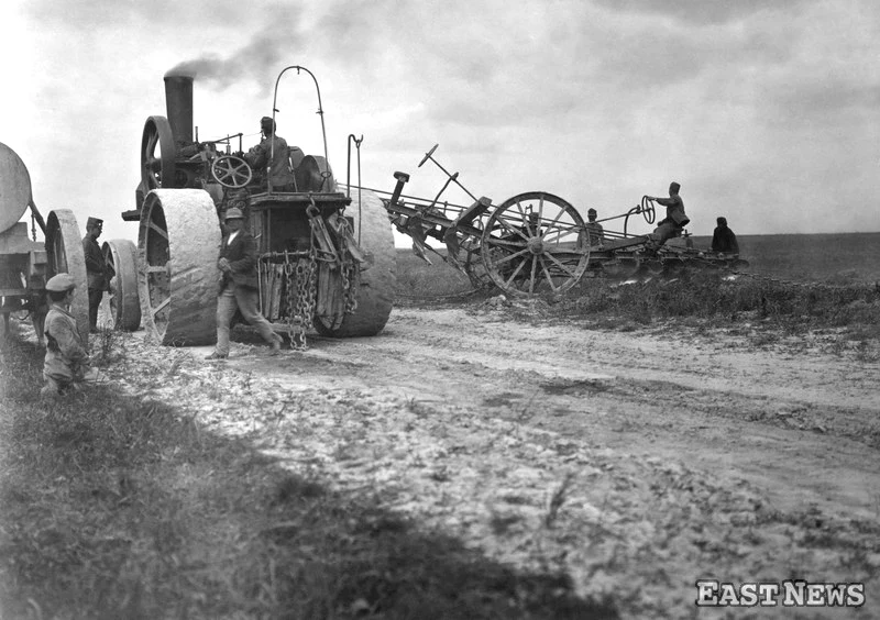 Armia austriacka - wojsko buduje drogę na Polesiu przy pomocy ciężkiego sprzętu: brony i walca, 1916