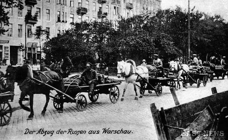 Pocztówka "Żołnierze rosyjscy opuszczają Warszawę", 1915