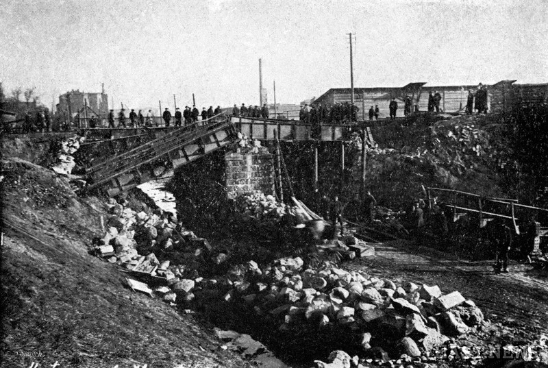 Zburzony most w Łodzi przy ul. Konstantynowskiej, z albumu "Polska w latach 1914-1915?" 