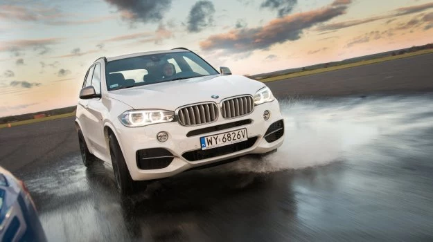 Przód nowego BMW X5 jest bardziej agresywny niż u poprzednika. LED-owe oświetlenie (na zdjęciu) to płatna opcja za 5375 zł.