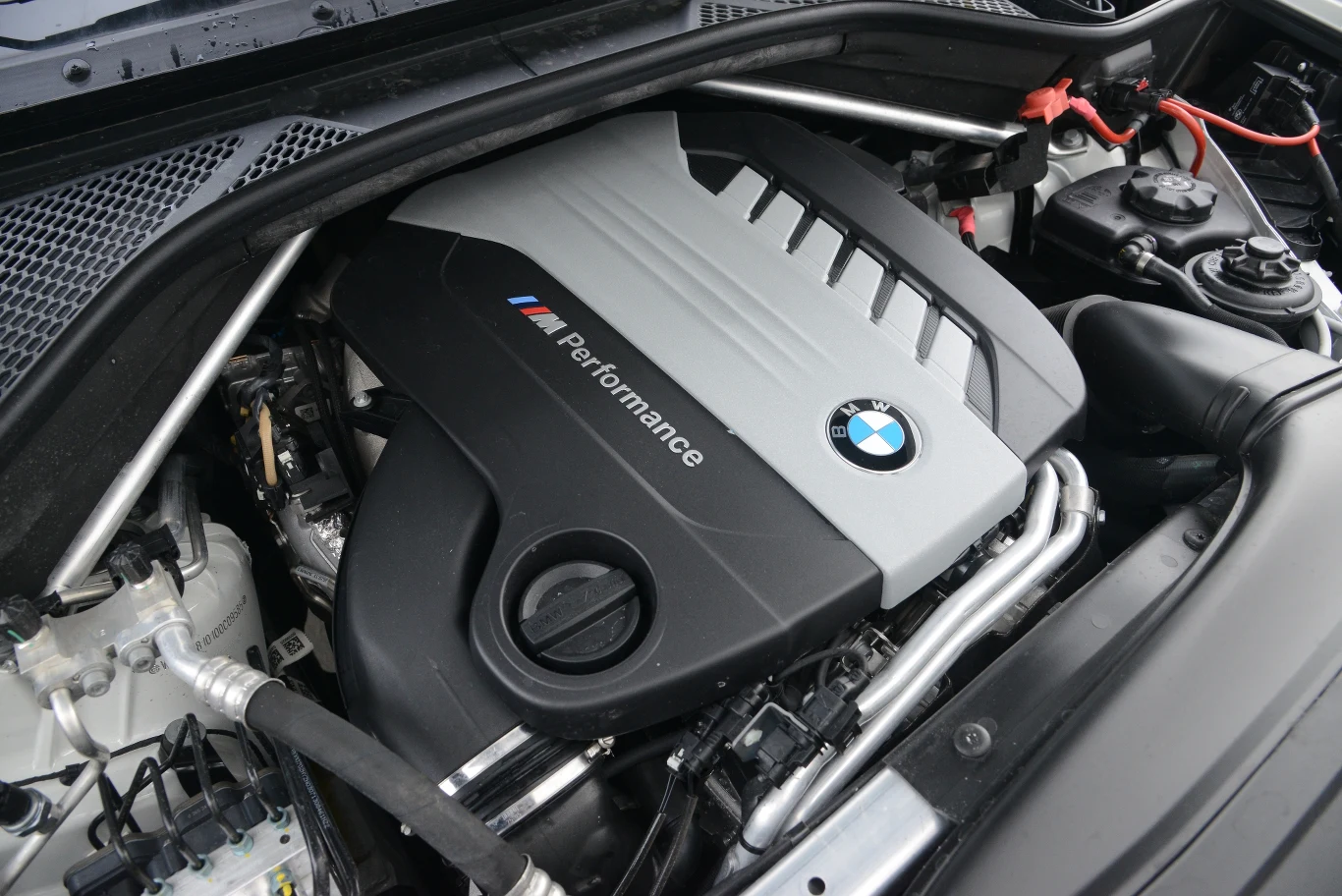 Jednostka wysokoprężna BMW jest jedyną na świecie, mającą trzy turbosprężarki. Już przy 1000 obr./min wytwarza ponad 460 Nm.
