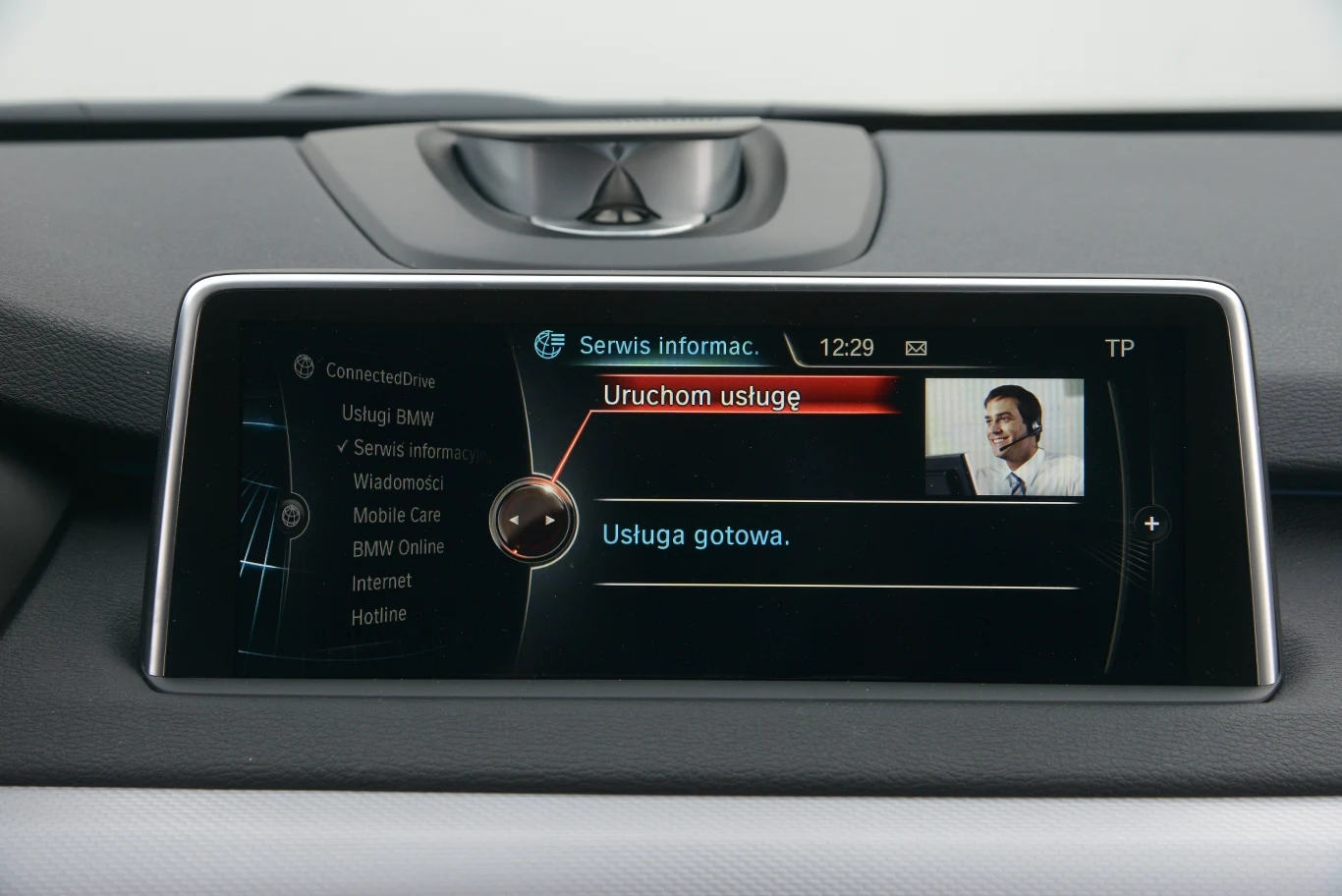 Osobisty asystent: dzięki systemowi multimedialnemu BMW, zaopatrzonemu w pakiet ConnectedDrive (2380 zł) oraz nawigację satelitarną Professional (13 133 zł), można skorzystać z usług osobistego asystenta, dostępnego przez 7 dni w tygodniu, 24 godziny na dobę. Z menu dużego, 10,4-calowego ekranu na konsoli środkowej wystarczy wybrać usługę „Osobisty asystent” i nawiązać połączenie. Konsjerż jest w stanie zarezerwować nam nie tylko hotel, ale też stolik w ulubionej restauracji, bilet lotniczy, wpisać miejsce docelowe w nawigację, a nawet zmienić ustawienia silnika, przekładni czy zawieszenia. Usługa jest darmowa.