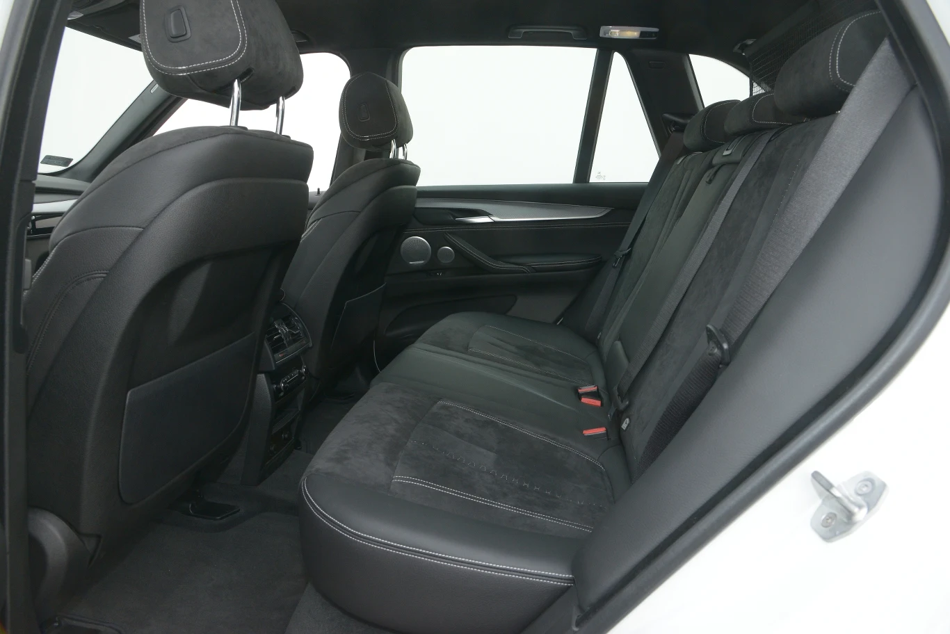 Wyraźnie przestronniej niż w poprzednim BMW X5. Szerokie wnętrze i niemal płaska podłoga sprawiają, że nawet trzy średniej postury osoby nie powinny narzekać na brak miejsca.