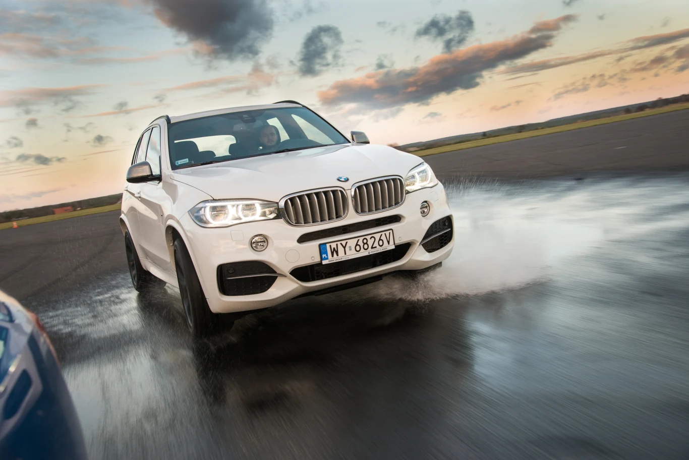 Przód nowego BMW X5 jest bardziej agresywny niż u poprzednika. LED-owe oświetlenie (na zdjęciu) to płatna opcja za 5375 zł.