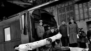 Przenoszenie do specjalnego pociągu arrasów, które przypłynęły do Polski z Kanady. 16 stycznia 1961 r.