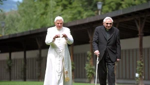 Bracia Ratzingerowie na spacerze.