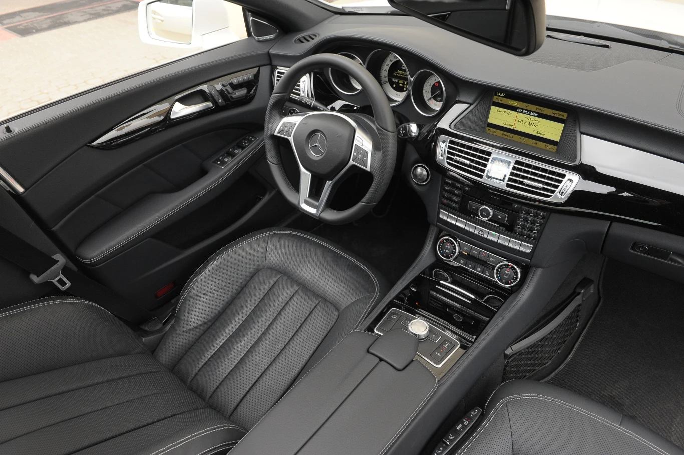 Na czarno – do skóry i elementów deski lakierowanych na ten sam kolor pasują liczne wstawki z aluminium. Na czarno – do skóry i elementów deski lakierowanych na ten sam kolor pasują liczne wstawki z aluminium.