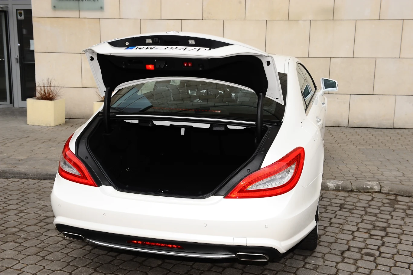 Duży, 520-litrowy bagażnik można otwierać i zamykać elektrycznie. Nieduża pokrywa utrudnia dostęp. Duży, 520-litrowy bagażnik można otwierać i zamykać elektrycznie. Nieduża pokrywa utrudnia dostęp.