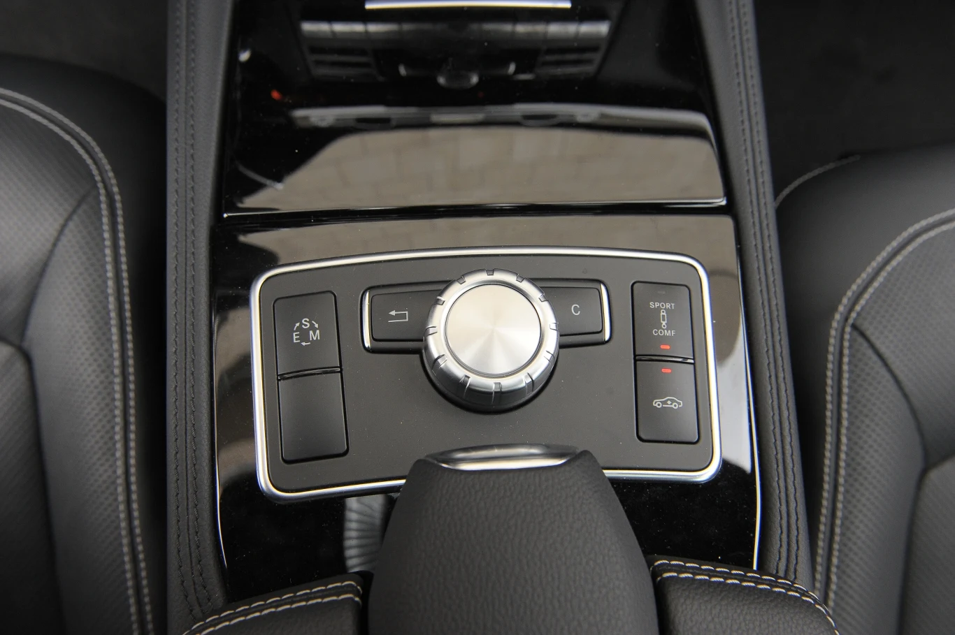 Obsługa multimediów czy nawigacji jest całkiem łatwa, choć wymaga przyzwyczajenia. Obsługa multimediów czy nawigacji jest całkiem łatwa, choć wymaga przyzwyczajenia.