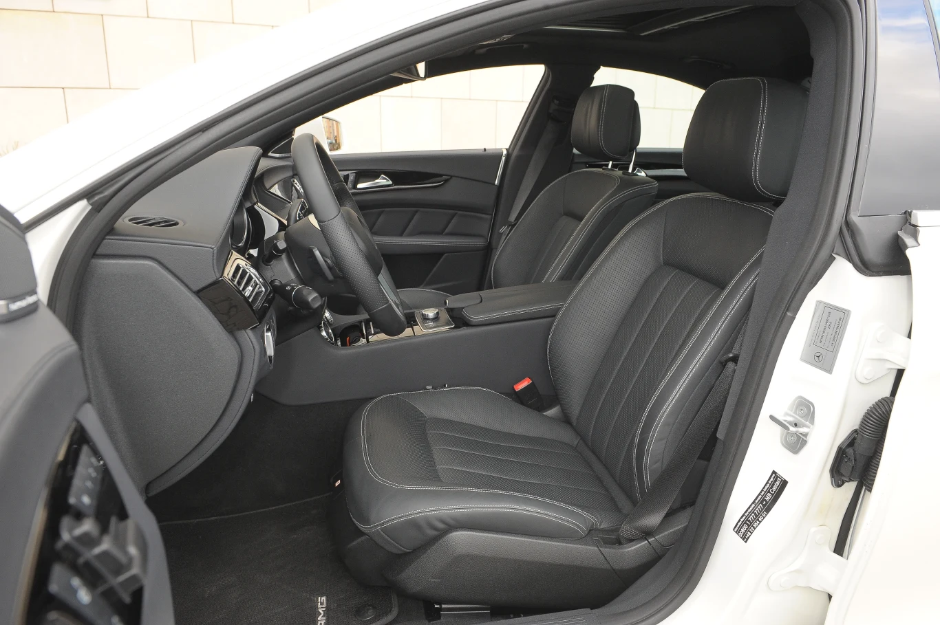 Fotele są ogrzewane i klimatyzowane, mają funkcję masażu oraz dodatkowego podparcia w zakrętach. Fotele są ogrzewane i klimatyzowane, mają funkcję masażu oraz dodatkowego podparcia w zakrętach.