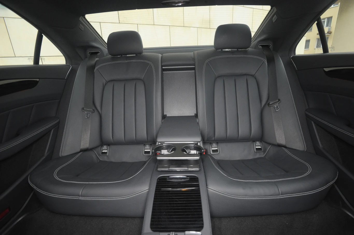 ...miejsce dla dwóch niewysokich osób. ...miejsce dla dwóch niewysokich osób.