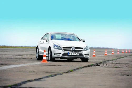 Samochód jeździ pewnie i stabilnie, dopóki nie zechcemy sprawdzić maksimum jego możliwości. Na granicy przyczepności zachowanie CLS -a staje się nie do końca przewidywalne – auto potrafi zaskoczyć nagłym przejściem z pod- do nadsterowności. Potęgują to odczuwalne przechyły nadwozia, nawet gdy zawieszenie pracuje w trybie „Sport”. Zaskakująco precyzyjny okazuje się układ kierowniczy. Samochód jeździ pewnie i stabilnie, dopóki nie zechcemy sprawdzić maksimum jego możliwości. Na granicy przyczepności zachowanie CLS -a staje się nie do końca przewidywalne – auto potrafi zaskoczyć nagłym przejściem z pod- do nadsterowności. Potęgują to odczuwalne przechyły nadwozia, nawet gdy zawieszenie pracuje w trybie „Sport”. Zaskakująco precyzyjny okazuje się układ kierowniczy.