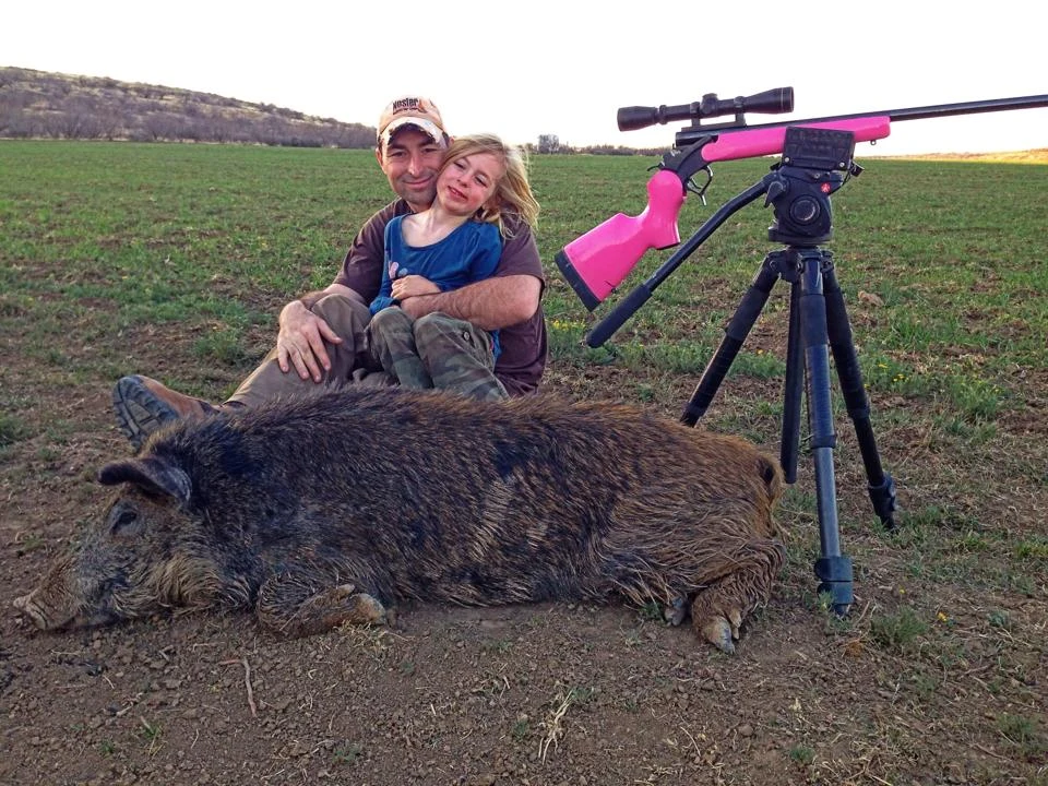 Dzika świnia upolowana przez córkę Knowltona