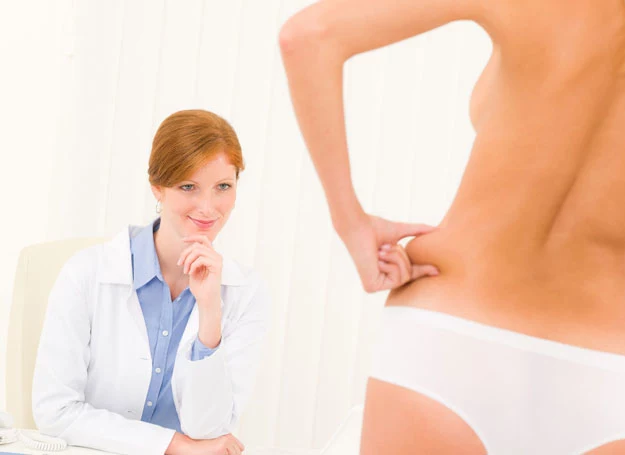 Liposukcja polega na rozbiciu i odessaniu niepotrzebnej podskórnej tkanki tłuszczowej