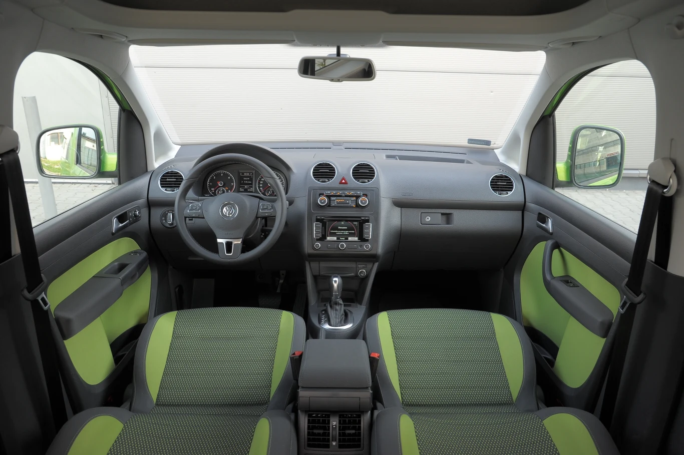 Jakość wykonania tablicy przyrządów jest nieco gorsza niż w samochodach typowo osobowych, jednak funkcjonalność nie budzi zastrzeżeń.