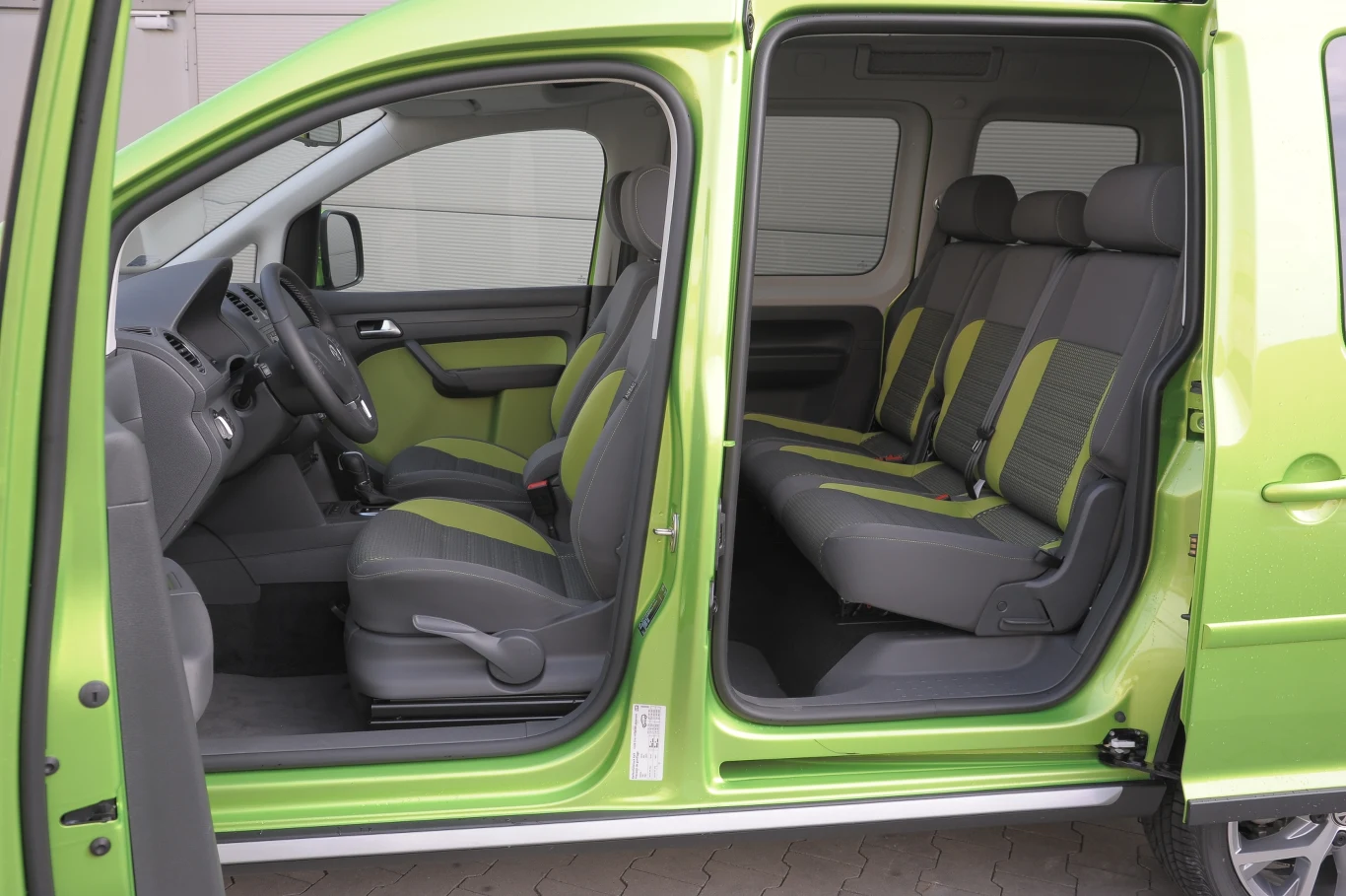 Otwór drzwi przesuwnych ma szerokość 70 cm. To bardzo ułatwia wsiadanie.