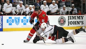 Marian Hossa strzela gola dla Chicago Blackhawks