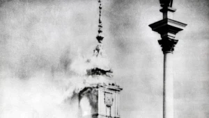 Zamek Królewski w Warszawie płonie po zbombardowaniu przez Niemców we wrześniu 1939 r.