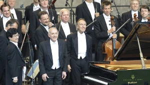 Na zdjeciu z 2008 roku Claudio Abbado w środku