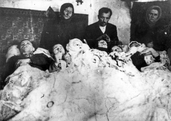 Latacz, powiat Zaleszczyki, woj. Tarnopol. Rodzina Karpiaków, na której UPA dokonała mordu 14.12.1943 r.