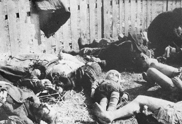 Zwłoki pomordowanych mieszkańców wsi Lipniki w powiecie Kostopolskim na Wołyniu. 26.03.1943 roku bandy UPA zamordowały tam 182 osoby