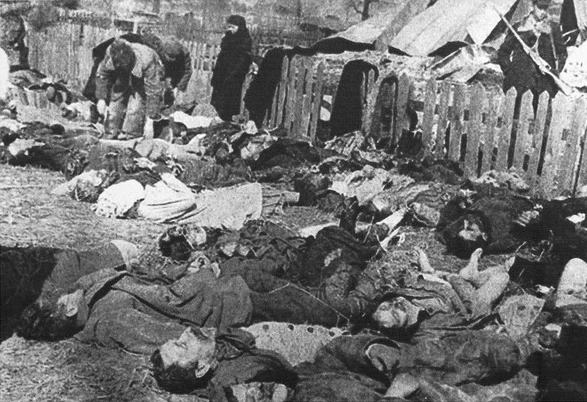 Zwłoki pomordowanych mieszkańców wsi Lipniki w powiecie Kostopolskim na Wołyniu. 26.03.1943 roku bandy UPA zamordowaly tam 182 osoby