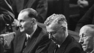 Warszawa, 20.02.1957. Sesja inauguracyjna Sejmu II kadencji; n/z członkowie koła poselskiego Znak, w środku Stanislaw Stomma, obok niego Jerzy Zawieyski