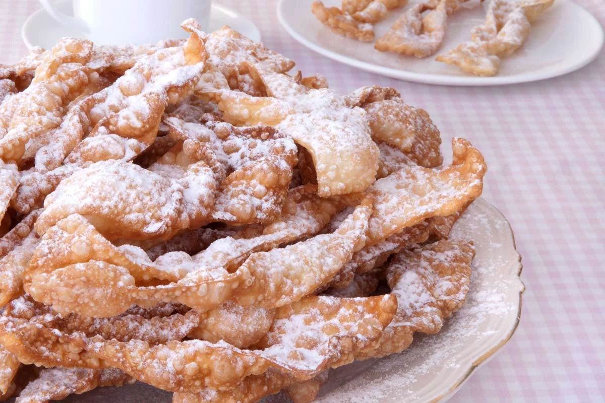 Faworki się nie przypalą, jeśli do oleju wrzucimy kawałek surowego ziemniaka Faworki się nie przypalą, jeśli do oleju wrzucimy kawałek surowego ziemniaka