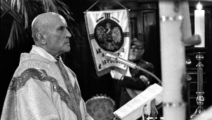 Ks. prałat Stefan Niedzielak celebruje mszę św. za poległych na Wschodzie. Zdjęcie z 1987 roku.