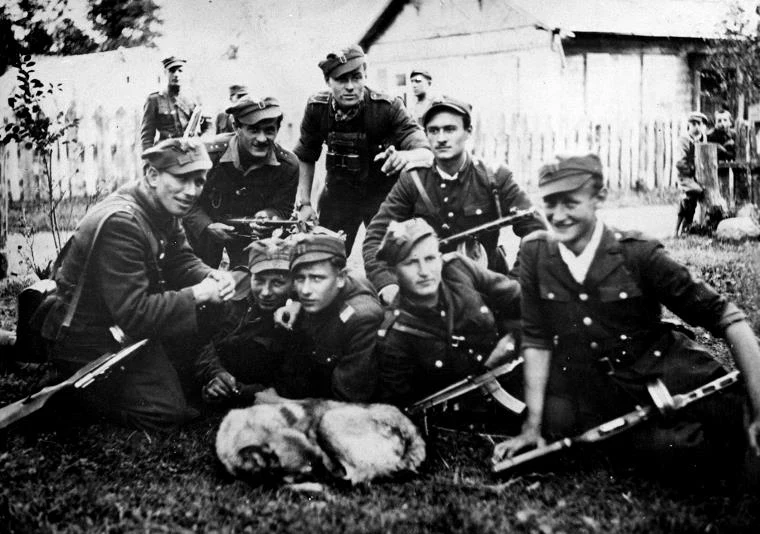 Lato 1945, Białystok, V Brygada Wileńska mjr "Łupaszki": por. M.Pluciński "Mścisław", sierz. K.Chmielowski "Rekin", plut. L.Smoleński "Zeus", ppor. W.Minkiewicz "Wiktor", sierz. W.Goldzisz "Radio", NN, wchm. H.Wieliczko "Lufa", wchm. J.Lejkowski "Szpagat"