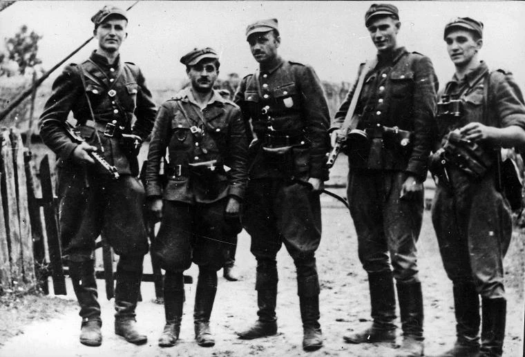1945, Białystok, od lewej: ppor. Henryk Wieliczko "Lufa", por. Marian Pluciński "Mścisław", mjr Zygmunt Szendzielarz "Łupaszka" (z ryngrafem na lewej kieszeni munduru), wchm. Jerzy Lejkowski "Szpagat", ppor. Zdzisław Badocha "Żelazny"
