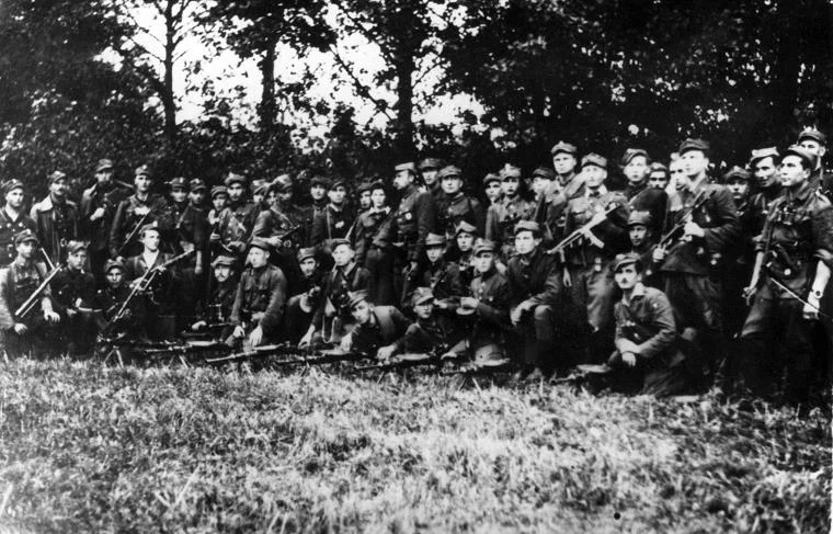 7.09.1945, Stoczek, pow. Wysokie Mazowieckie. Koncentracja V Brygady Wileńskiej mjr "Łupaszki" (stoi w środku, z ryngrafem na lewej kieszeni munduru)