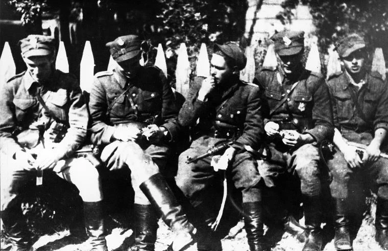 1945, woj. Białystok, Partyzanci z oddziału "Łupaszki", siedzą od lewej: ppor. Zdzisław Badocha "Żelazny", wchm. Jerzy Lejkowski "Szpagat", plut. Leon Smoleński "Zeus"