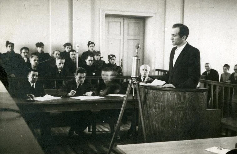 Listopad 1947, Warszawa, proces III Komendy WiN, zeznaje plk. Wincenty Kwieciński, skazany na karę śmierci zamienioną na dożywocie (wyszedł na wolność w 1957 r.)