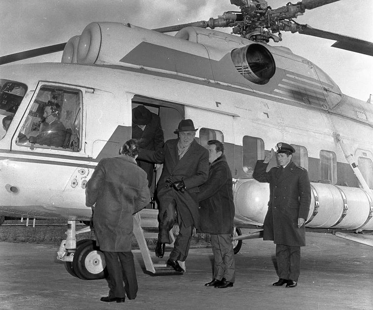 Edward Gierek wysiada ze śmigłowca Mi-8S przed wizytą w kopalni "Bogdanka"