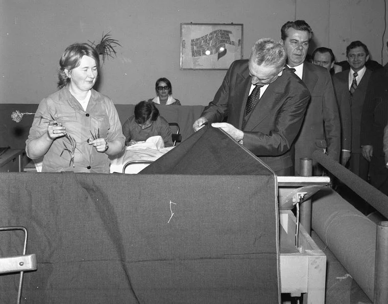 Edward Gierek z wizytą w zakładzie produkcyjnym, woj. bielsko-podlaskie, 1977 r.